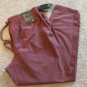 NWT gap runaround tapered pant. Medium petite. Rose color.